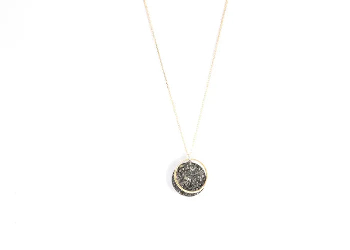 Collier Bliss LSonge vue éloignée – pendentif rond avec pierre noire brillante