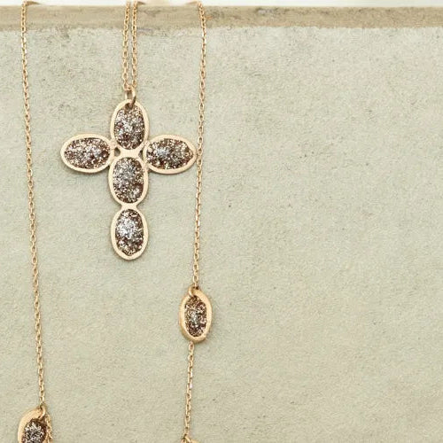 Collier Croix Éclat Lsonge en mise en scène artistique