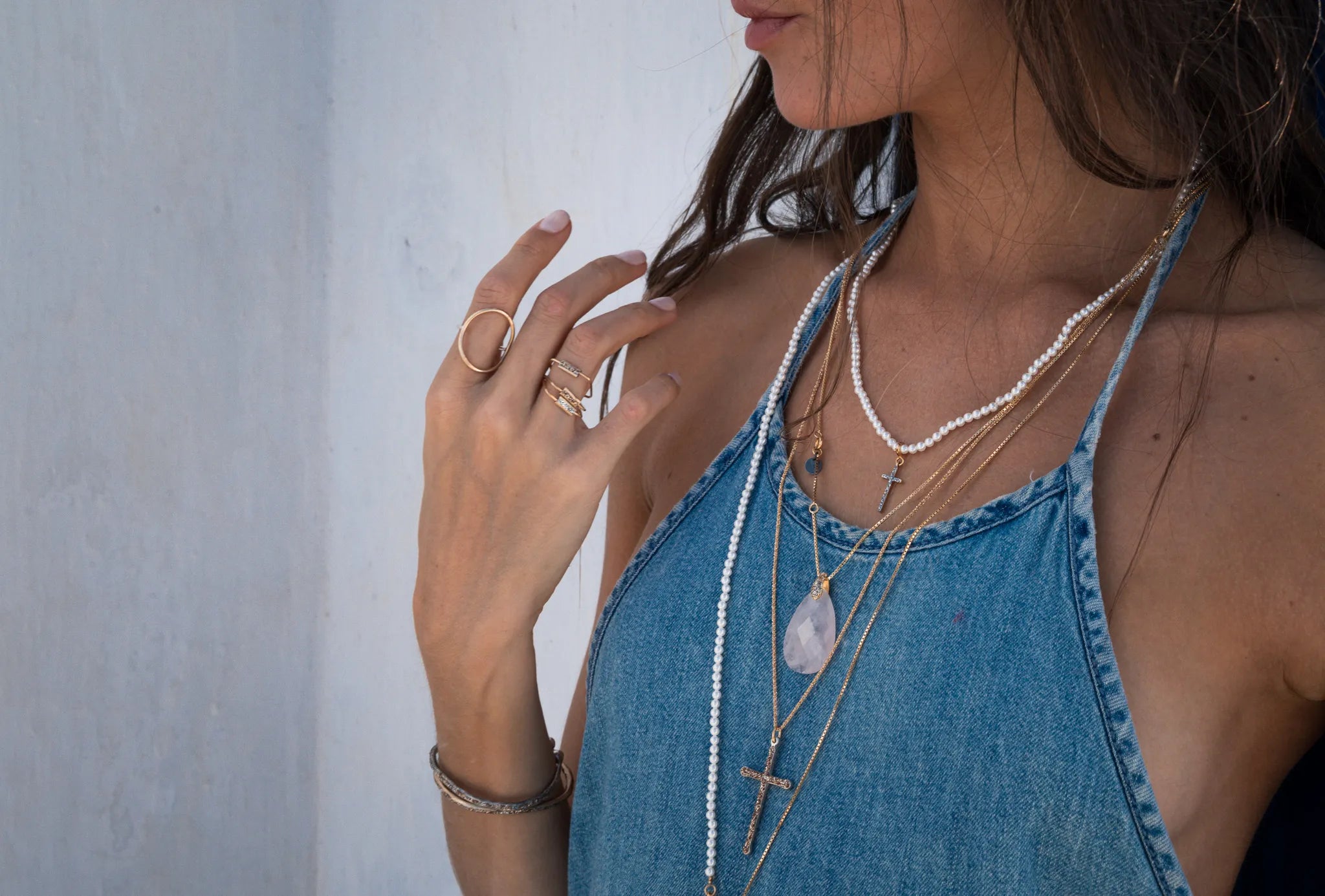 Collier Croix Elle Lsonge porté avec top en jean