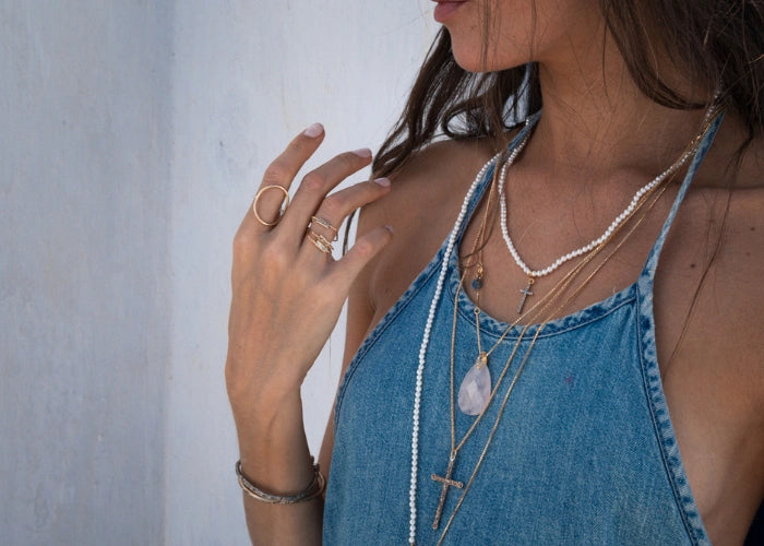 Collier Croix Stone porté en accumulation
