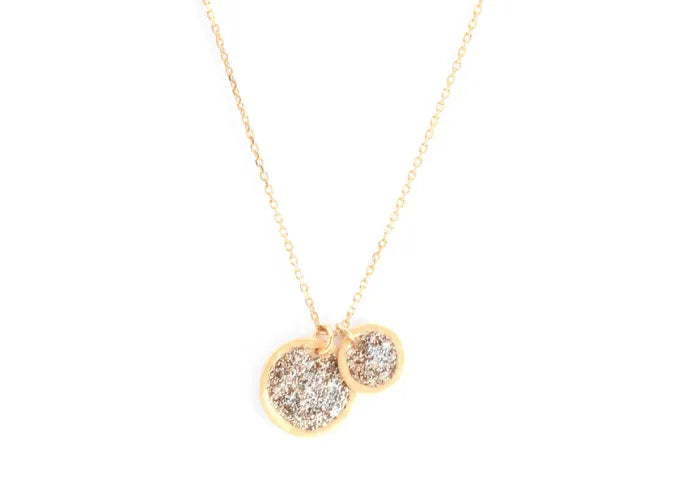 Collier Éclat More Duo porté, bijou doré avec médailles rondes scintillantes