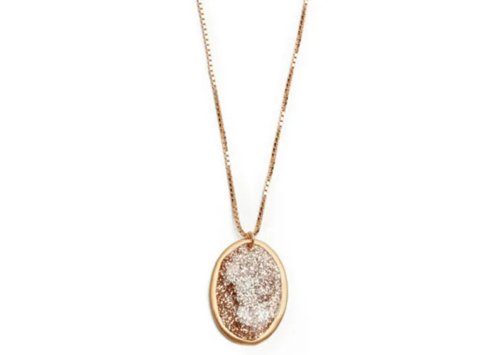 Collier Éclat GM Lsonge avec médaille en émail pailleté doré sur chaîne vénitienne.