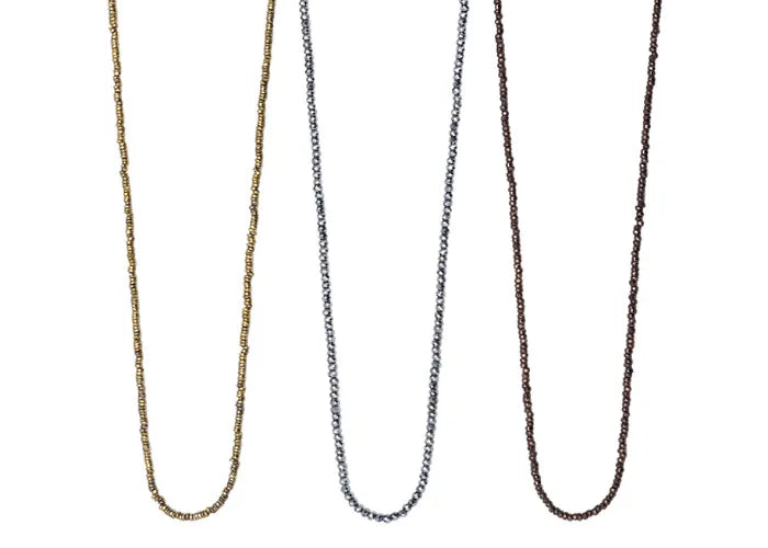 Collier Inara en perles de finition métallisée dorée, argentée et cuivrée