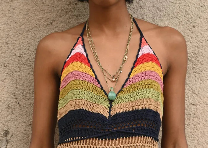 Collier fiole porté avec top crochet multicolore – vue avant