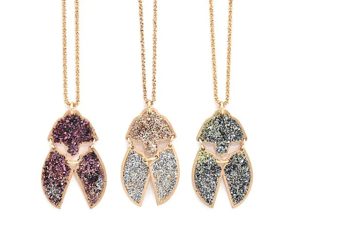 Collier long Khépri Scarabée en argent doré, émail diamanté décliné en trois coloris