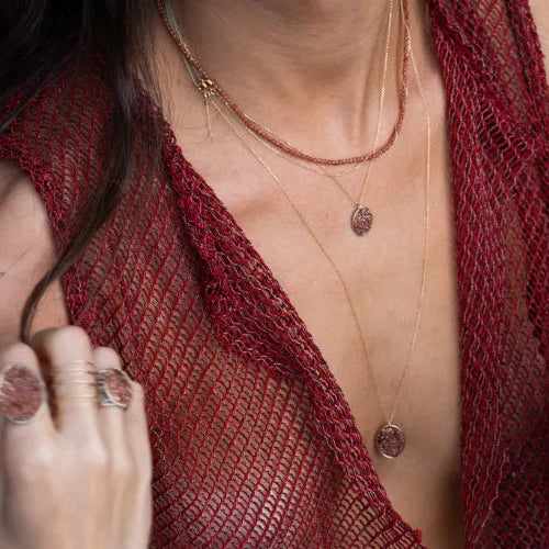 Collier long minéral porté avec top rouge filet – bijou LSonge en pierres naturelles