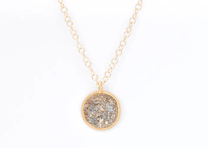 Collier long réglable Lsonge en chaîne dorée avec médaille ronde éclat.