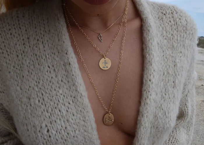 Femme portant le collier long réglable Lsonge sur un pull en maille.