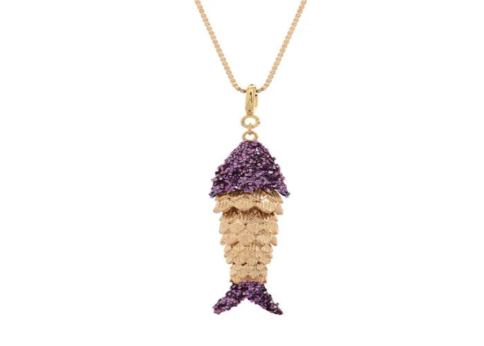 Pendentif poisson mauve en gros plan