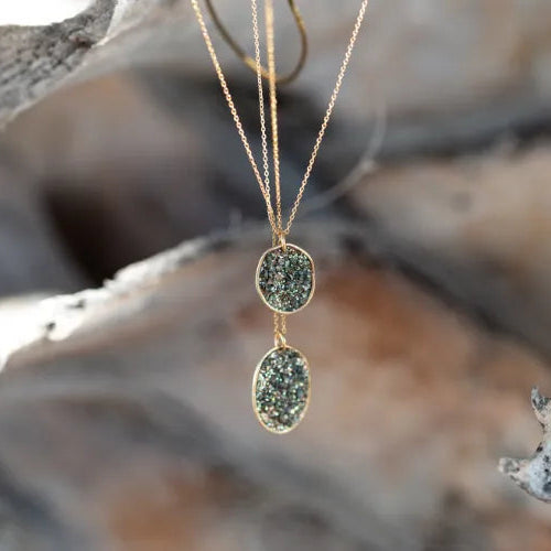 Collier Minéral Mini LSonge suspendu dans un décor naturel – bijou lumineux en pierres semi-précieuses
