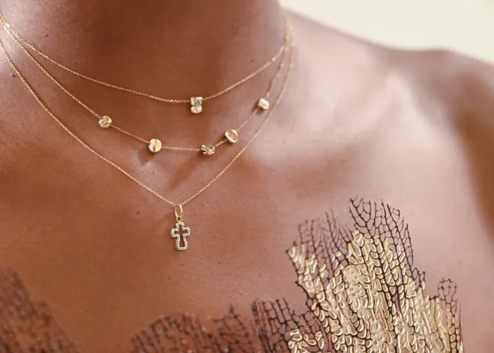 Collier Pépite One porté en accumulation avec colliers dorés, bijou Lsonge