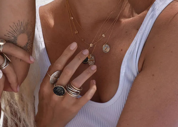 Femme portant le collier 5 Pépites or LSonge en accumulation