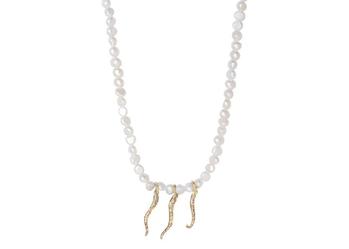 Collier perles de culture T grand modèle avec pendentifs tentacules dorés – bijou tendance et élégant