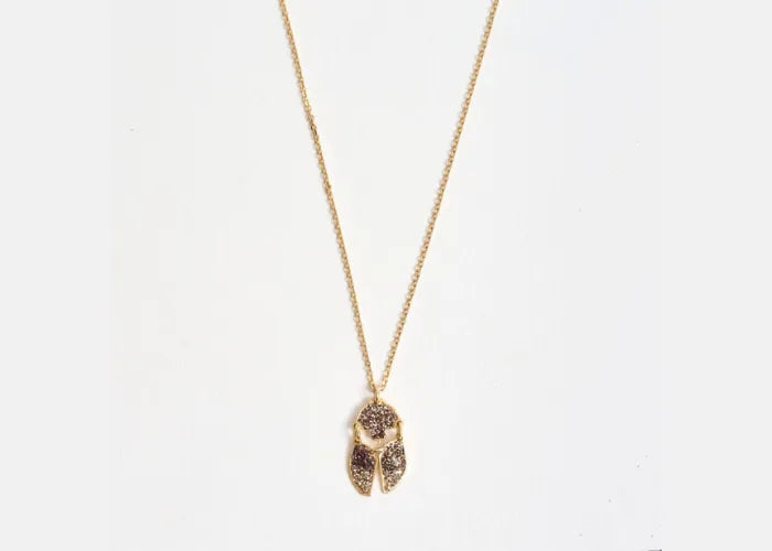 Collier scarabée éclat en émail diamanté argenté, chaîne fine dorée.