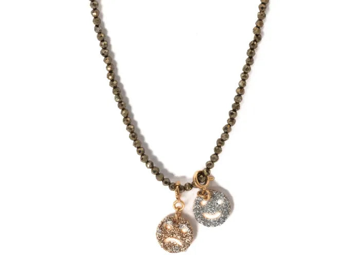 Zoom sur le collier Smile double avec pendentifs émaillés