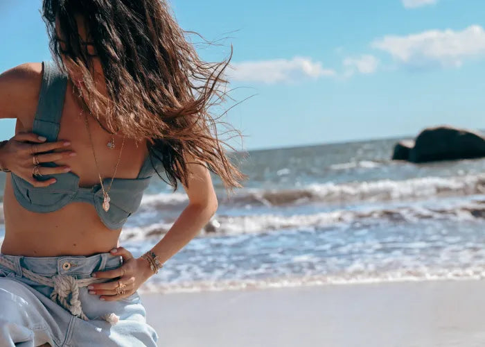 Femme portant le collier Smile double au bord de mer