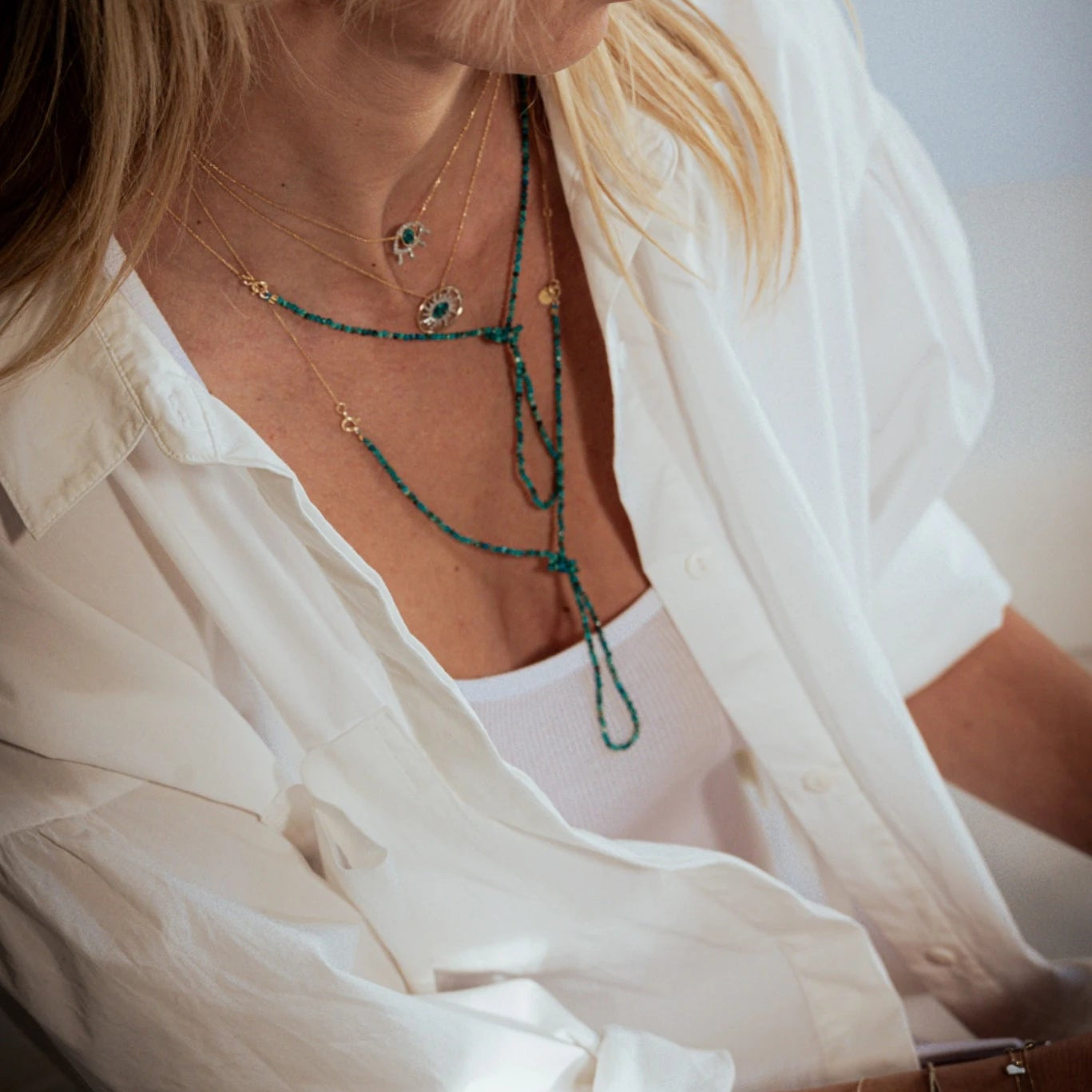 Collier Sola en or porté, pendentif soleil médium avec pierre naturelle LSonge