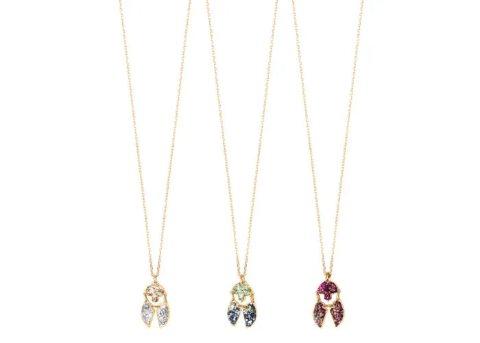 Trio de colliers pendentifs scarabée en différentes teintes de cristal scintillant.