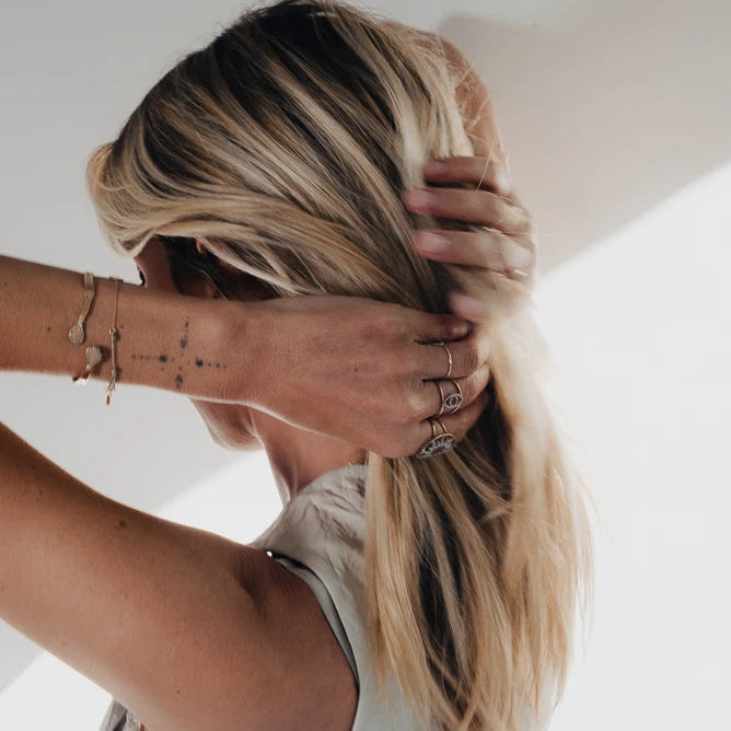 Gourmette Pépite Mini LSonge portée en accumulation, bijou féminin raffiné