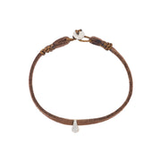 Bracelet Aura Glint 1 LSonge en suédine brune avec goutte en argent et microdiamants, packshot sur fond blanc