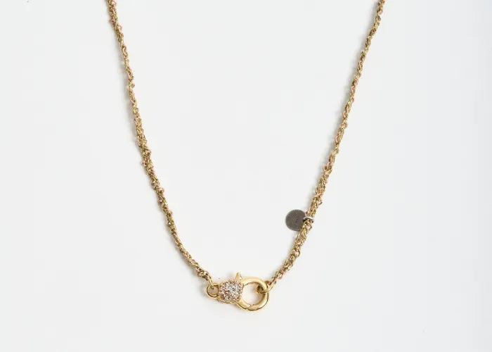 Détail fermoir en émail diamanté sur collier Milla doré
