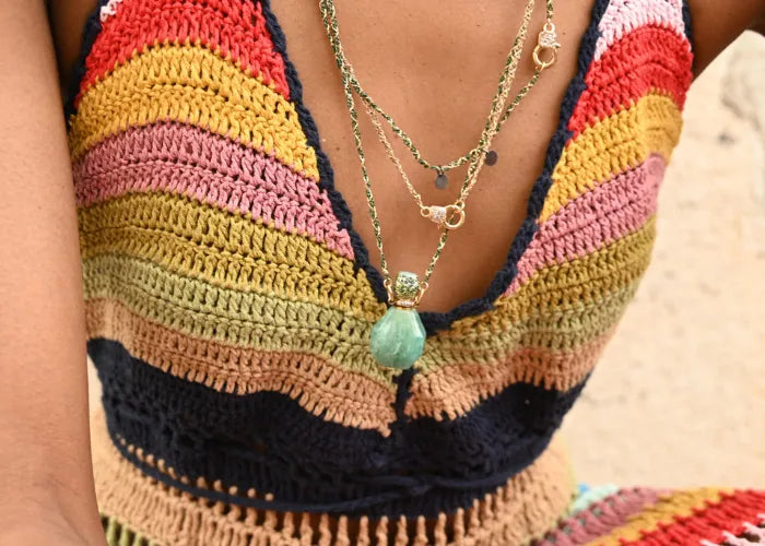 Collier long Milla porté avec accumulation de chaînes