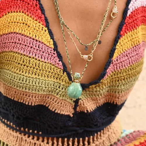 Collier long Milla porté avec accumulation de chaînes