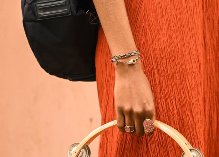 Collier Milla porté avec robe rouge et bagues