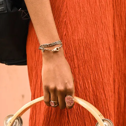 Collier Milla porté avec robe rouge et bagues