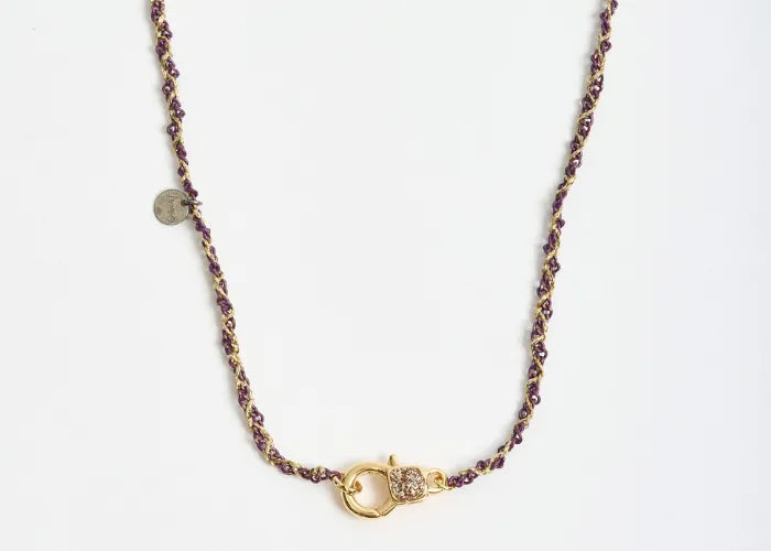 Zoom sur le collier Milla violet tressé