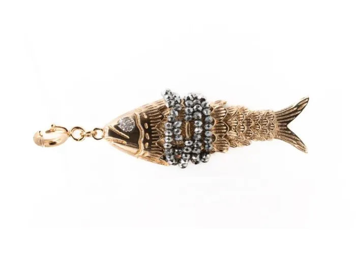 Vue rapprochée du pendentif Loulou argenté chic