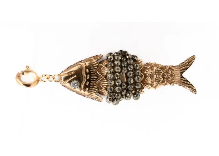 Gros plan sur le pendentif poisson Loulou noir perlé