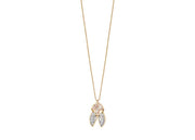 Gros plan du collier scarabée brun en émail diamanté sur chaine en or.