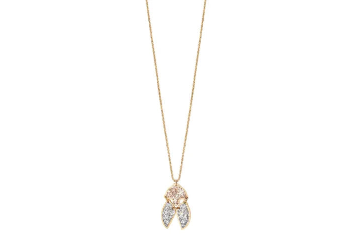 Gros plan du collier scarabée brun en émail diamanté sur chaine en or.