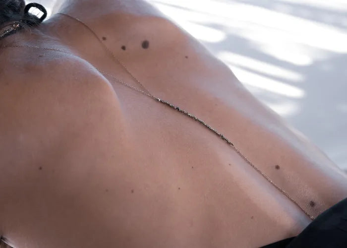 Sautoir cravate LSonge porté sur le dos – bijou chic en pierres semi-précieuses