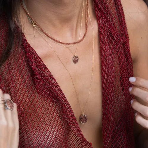 Sautoir minéral LSonge porté avec haut rouge – bijou tendance et fait main