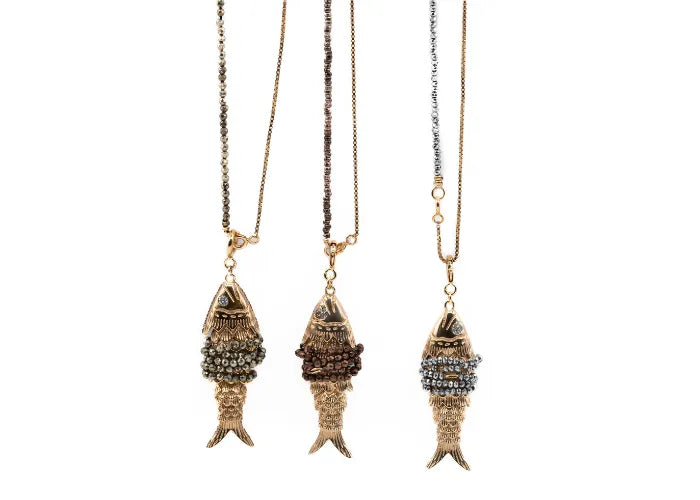 Sautoirs Inara avec pendentifs poissons articulés en gros plan