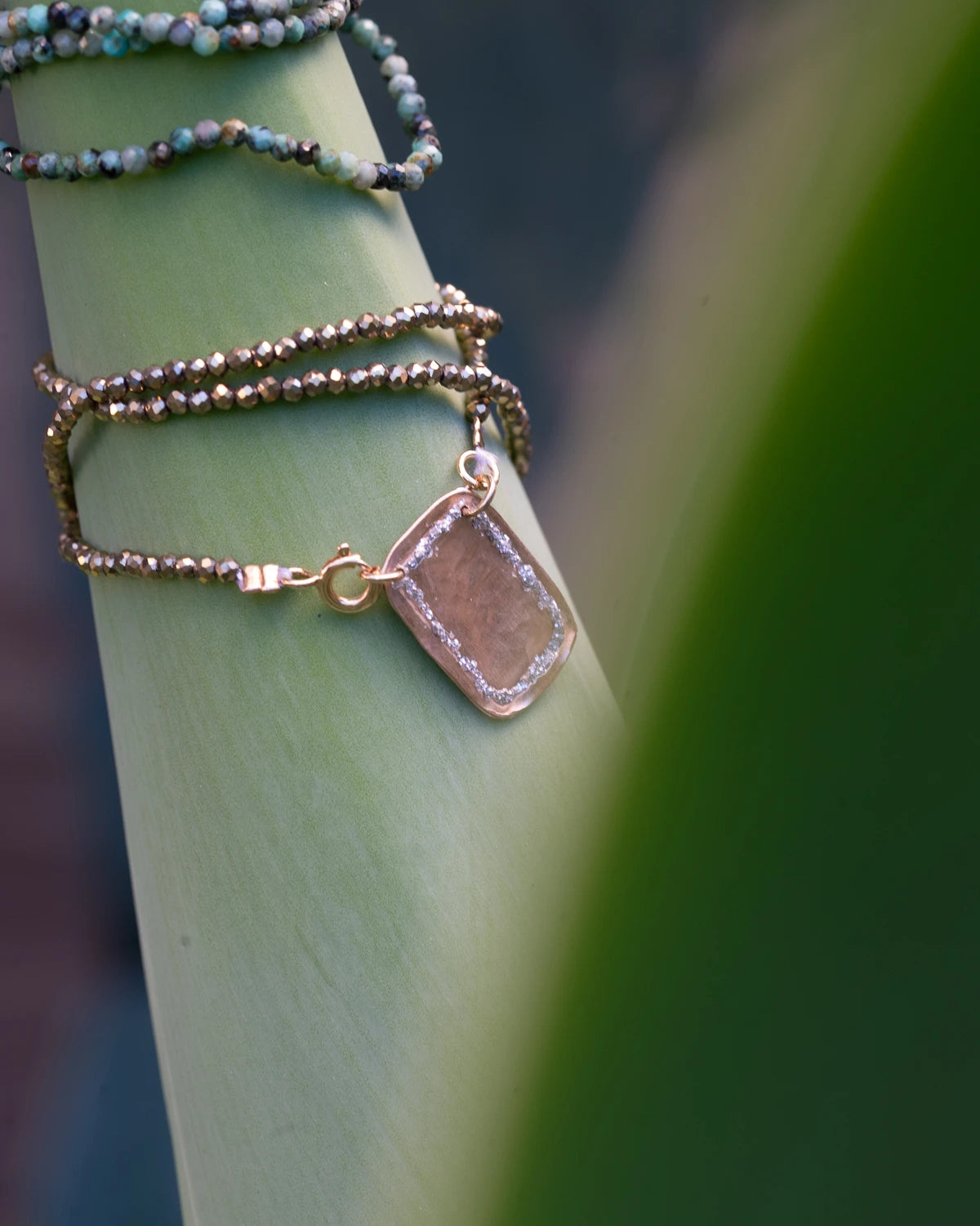 Collier LUMA Pyrite porté avec pendentif émaillé et perles de pyrite